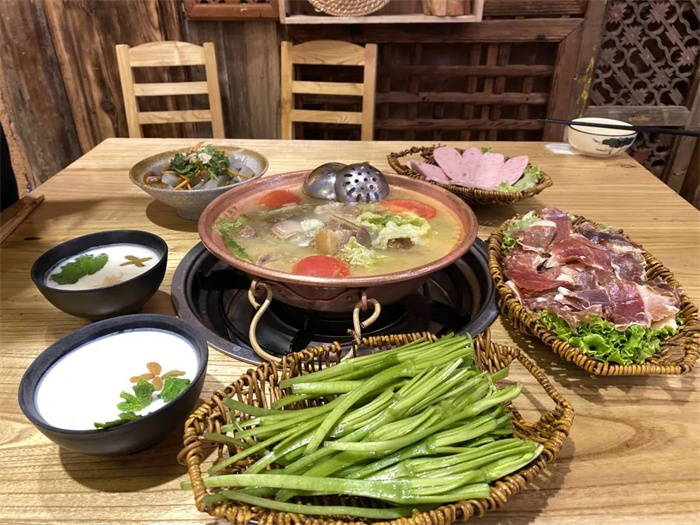 麗江美食攻略：”會(huì)吃的麗江人，一天都吃了什么？